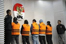 Setelah melakukan pemeriksaan, pada 28 Juni 2025, KPK menetapkan lima orang sebagai tersangka dalam kasus yang terbagi menjadi dua klaster tersebut. Dok. SINDOnews. KPK. Kasus Korupsi Pembangunan Jalan di Sumut, KPK Mulai Periksa Saksi