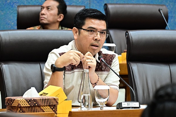 Anggota Komisi VII DPR RI Bane Raja Manalu saat mengikuti Rapat Kerja Komisi VII DPR RI dengan Menteri Perindustrian Agus Gumiwang Kartasasmita di Gedung Nusantara I, Senayan, Jakarta, Senin (7/7/2025). Foto: Farhan/vel DPR: Katanya IKM Tulang Punggung Ekonomi, Pembiayaannya Kok Minim?