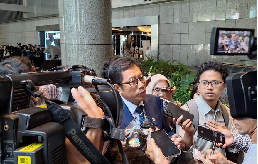 Direktur Penilaian Perusahaan BEI, I Gede Nyoman Yetna ketika dikerumuni awak media. BEI Ungkap 47 Perusahaan Siap Melantai di Semester II
