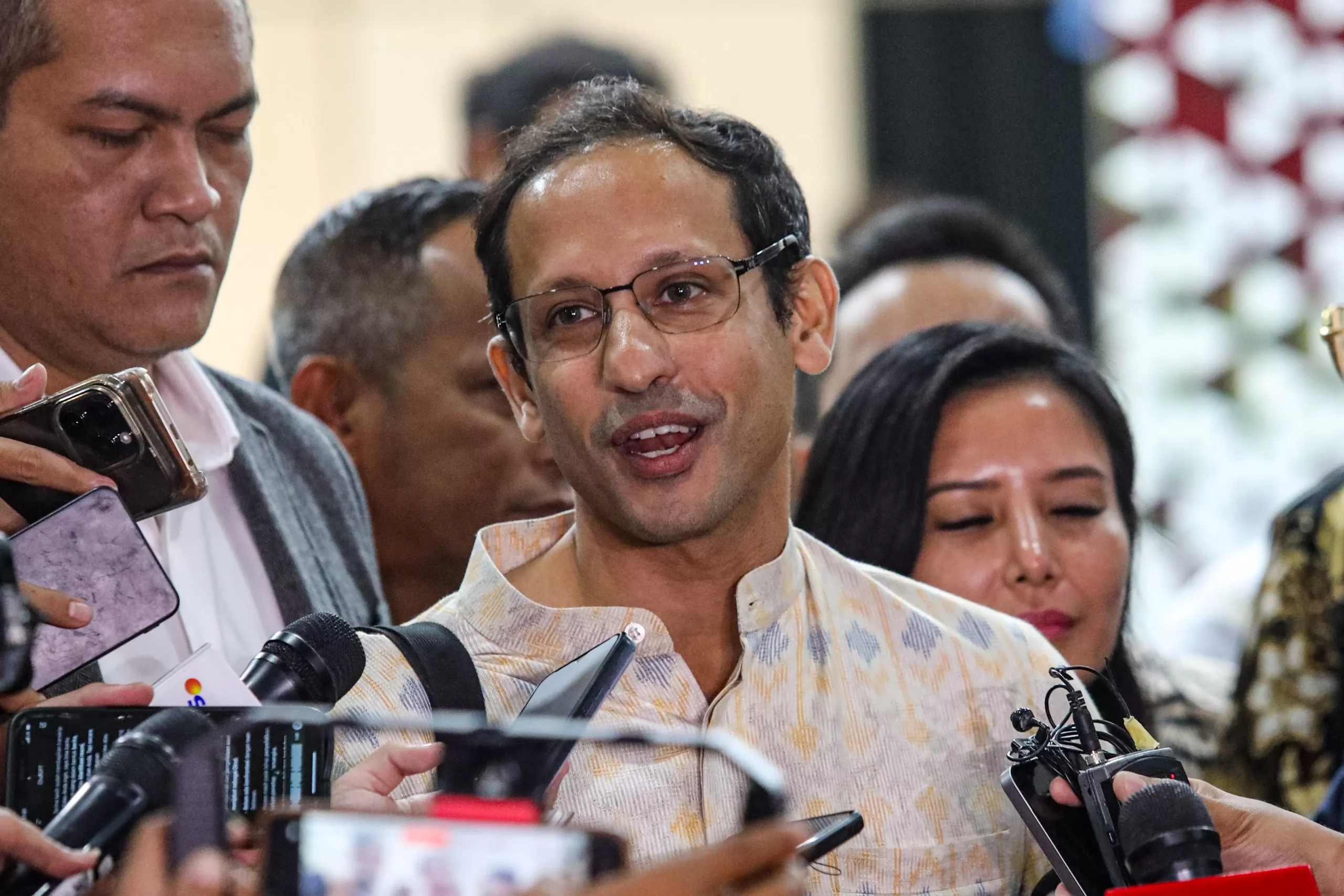 Nadiem Makarim usai menjalani pemeriksaan pertama, di Kejagung, Jakarta Selatan, Senin (23/6/2025). dok. Jawa Pos/Salman Toyibi. Batal Diperiksa Sebagai Saksi, Nadiem Makarim Minta Penjadwalan Ulang