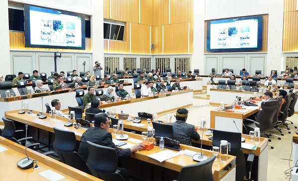 Komisi IV DPR RI mendukung usulan tambahan sebesar Rp 16 triliun yang diajukan Kepala NFA Arief Prasetyo Adi dalam Rapat Dengar Pendapat (RDP) di Gedung DPR RI, Senayan, Jakarta, Senin (7/7/2025) Badan Pangan Minta Tambah Anggaran Rp16T, Komisi IV Beri Lampu Hijau