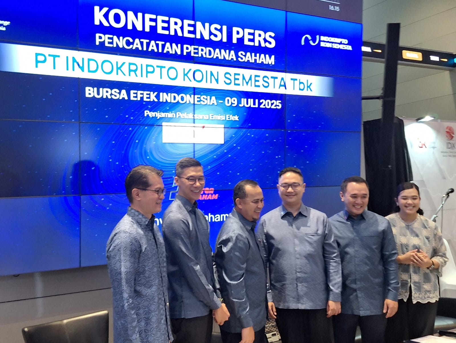 Manajemen COIN usai pencatatan sahamnya di BEI pada Rabu (9/7). Indokripto (COIN) Resmi Melantai, Sahamnya Mentok ARA