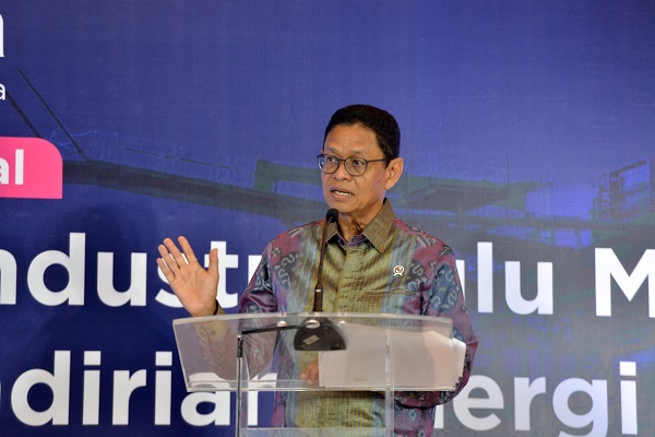 Menteri Energi dan Sumber Daya Mineral, Yuliot, saat berbicara pada Sarasehan Nasional yang diselenggarakan oleh KataData Indonesia di Jakarta, Selasa (8/7). Wamen ESDM Ungkap Tantangan dan Strategi Penguatan Ketahanan Energi