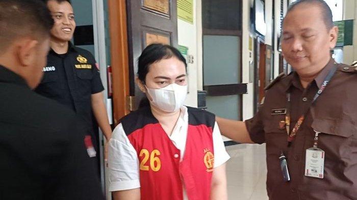Darmawati di Pengadilan Negeri Jakarta Selatan. Dok. Tribunnews. Istri Makelar Judol Kominfo, Uang Haram Untuk Biaya Sekolah Anak