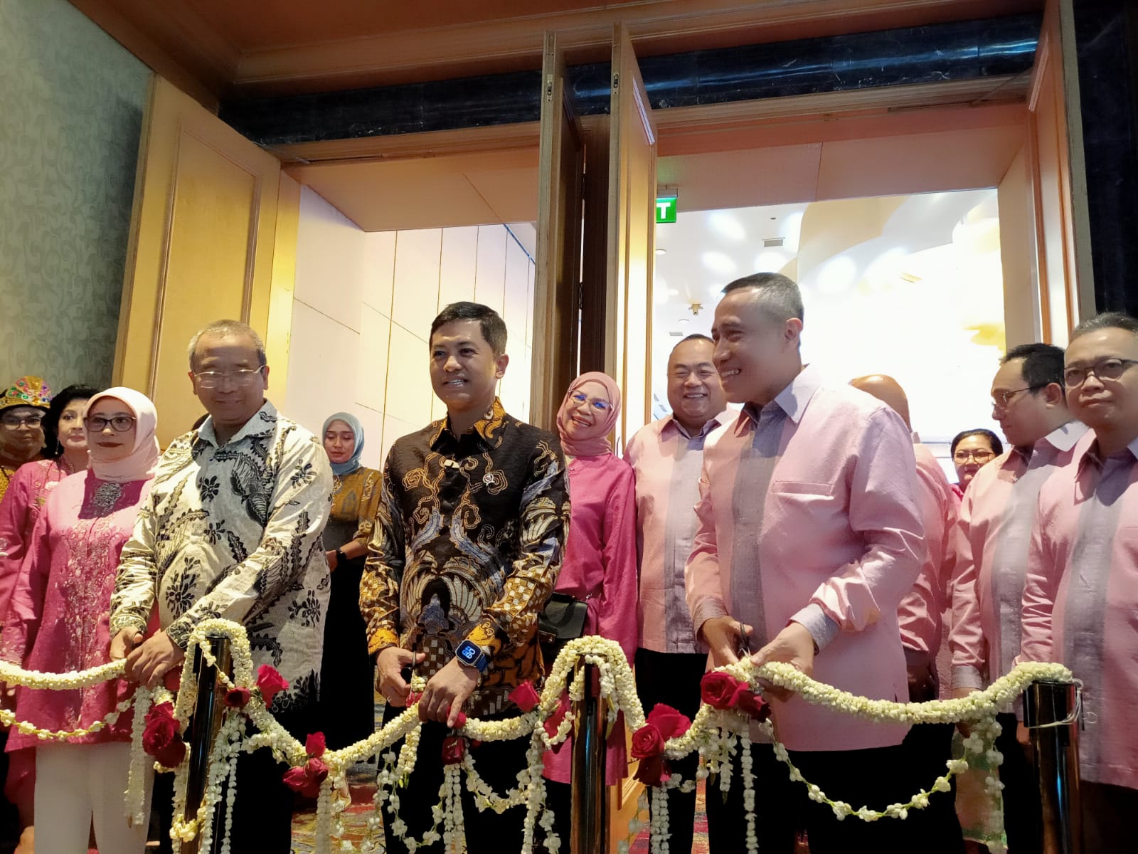 Wakil Menteri Kesehatan RI, Dante Saksono Harbuwono bersama Asosiasi Rumah Sakit Swasta Indonesia (ARSSI) membuka Seminar Nasional XII dan Healthcare Expo XII Tahun 2025. DOK/Rizki EmitenNews ARSSI Dorong Rumah Sakit Swasta Adaptasi Digital Robotik hingga AI