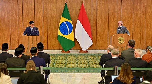 Presiden Prabowo Subianto bersama Presiden Brasil Luiz InĂ¡cio Lula da Silva menyampaikan pernyataan pers bersama usai pertemuan bilateral yang berlangsung di Istana Planalto, Brasilia, Rabu (09/07/2025). Indonesia Akan Belajar Teknologi Pertanian dan EBT dari Brasil