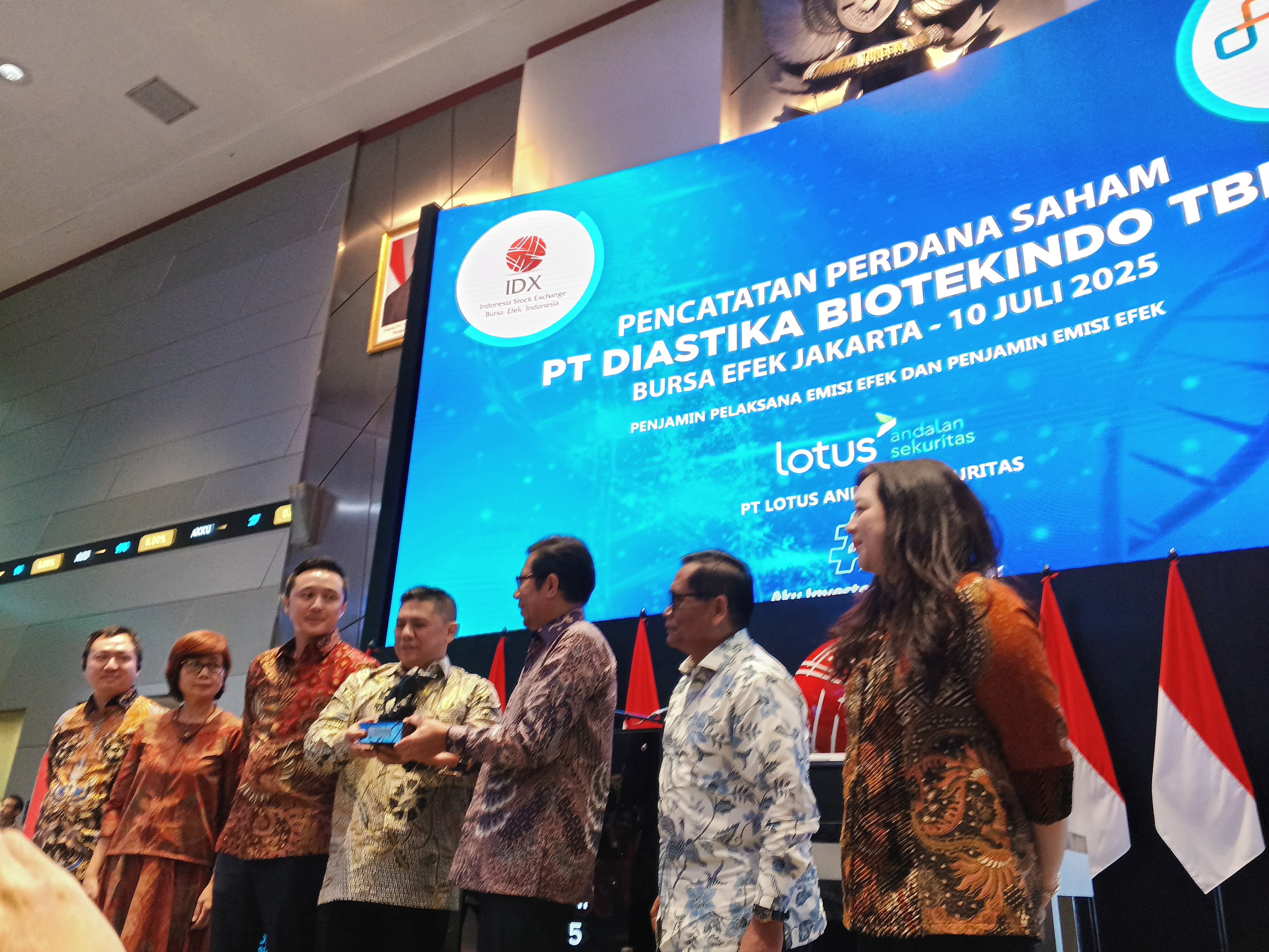 Potret IPO CHEK saat listing perdana di Bursa Efek Indonesia. CHEK Resmi Melantai, Sahamnya Melejit 34,38 Persen