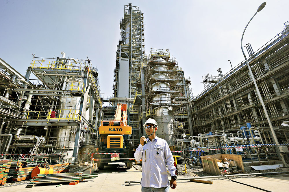 Petugas lapangan di salah satu pabrik kepemilikan Prajogo Pangestu. FOTO - ISTIMEWA Ada Kabar! Perusahaan Properti & Tambang Emas Milik Prajogo Bakal IPO