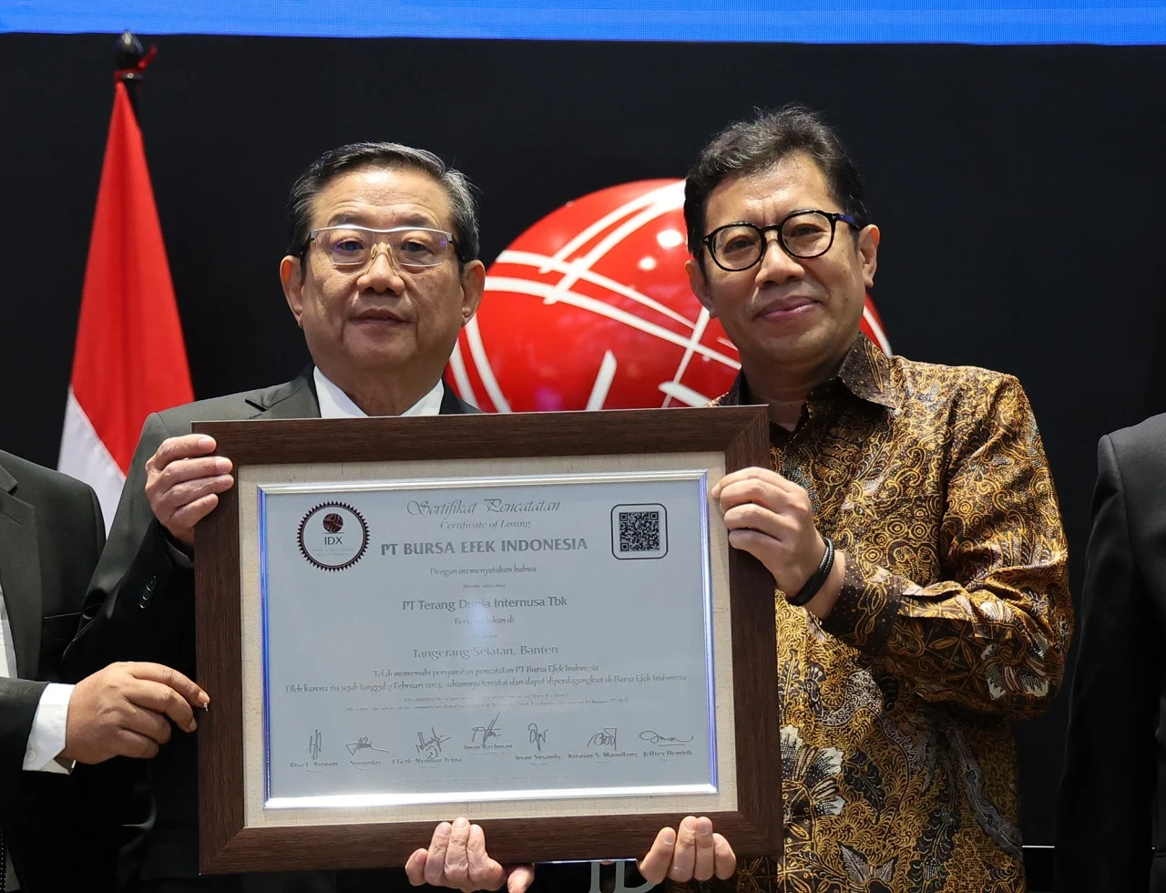 Mnajemen UNTD ketika listing sahamnya di BEI. Terang Dunia (UNTD) Endapkan Sisa Dana IPO di BCA Rp173,3M