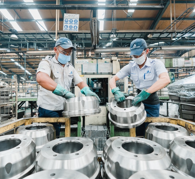 Para pekerja tengah sibuk dengan tugas masing-masing di pabrik besutan Bakrie Group. FOTO - ISTIMEWA Senyap! Levoca Buang 8 Miliar Saham Grup Bakrie (BNBR)