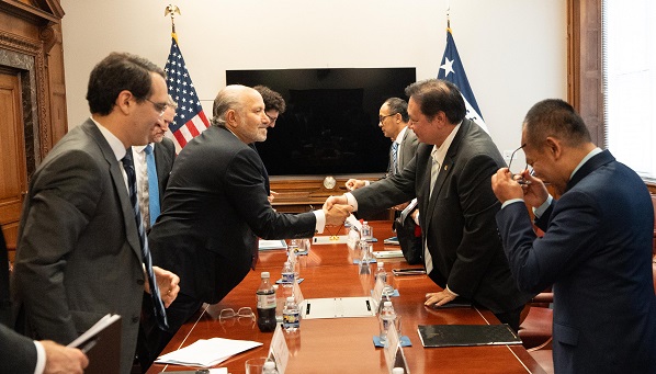Menko Perekonomian Airlangga Hartarto mewakili Pemerintah Indonesia melakukan pertemuan dengan Pemerintah Amerika Serikat (AS) yang diwakili oleh U.S. Secretary of Commerce, Howard Lutnick dan United States Trade Representative, Jamieson Greer pada Rabu (9/07) untuk membahas kebijakan tarif resiprokal pemerintahan Presiden Trump.. RI-AS Sepakat Lakukan Pembahasan Lanjutan Soal Tarif Resiprokal