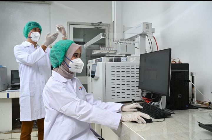 Potret Pekerja dari Emiten Kimia Farma (KAEF) dalam Laboratorium. FOTO - ISTIMEWA. Setahun Digembok, Ini Alasan BEI Buka Lagi Perdagangan Saham KAEF