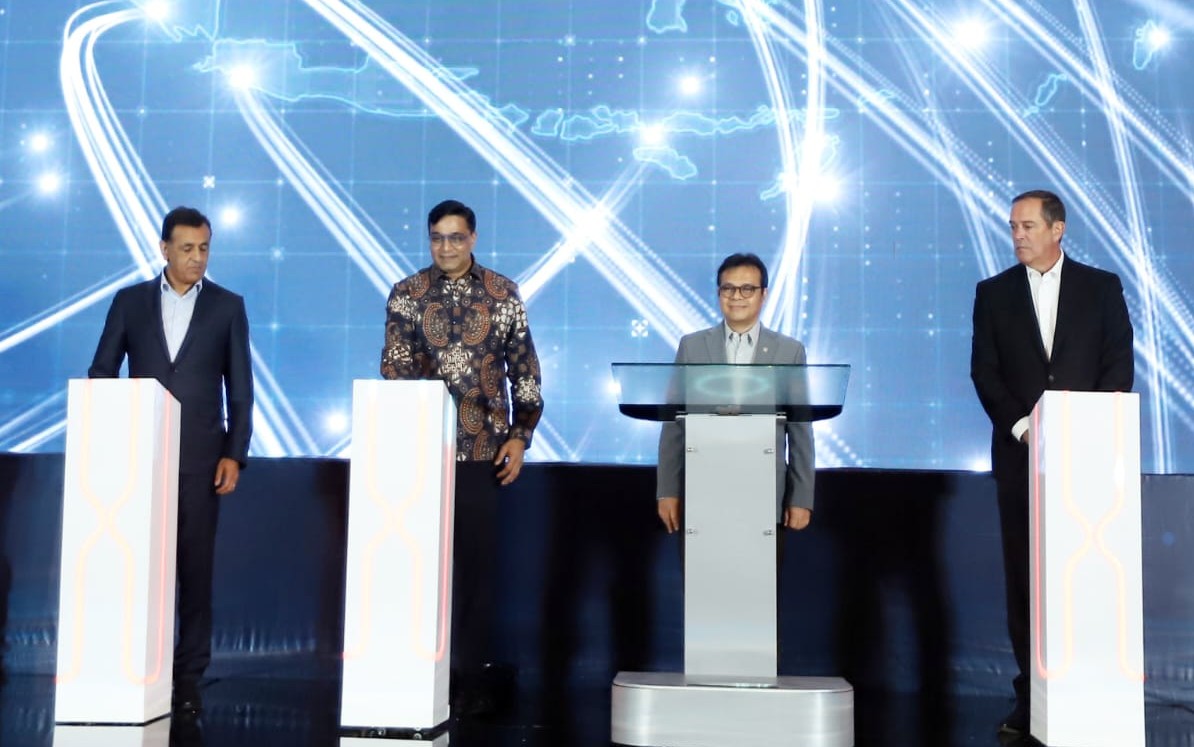 Wakil Menteri Komunikasi dan Digital (Komdigi) Nezar Patria (kedua kanan) bersama President Director & Chief Executive Officer (CEO) Indosat Vikram Sinha (kedua kiri), CEO Cisco Systems Chuck Robbins (kanan) dan Senior Vice President Telecom NVIDIA Ronnie Vasishta meluncurkan Indonesia’s Artificial Intelligence (AI) Center of Excellence di Jakarta, Jumat (11/7/2025). Komdigi Luncurkan AI Center, Gandeng Indosat, Cisco & NVIDIA