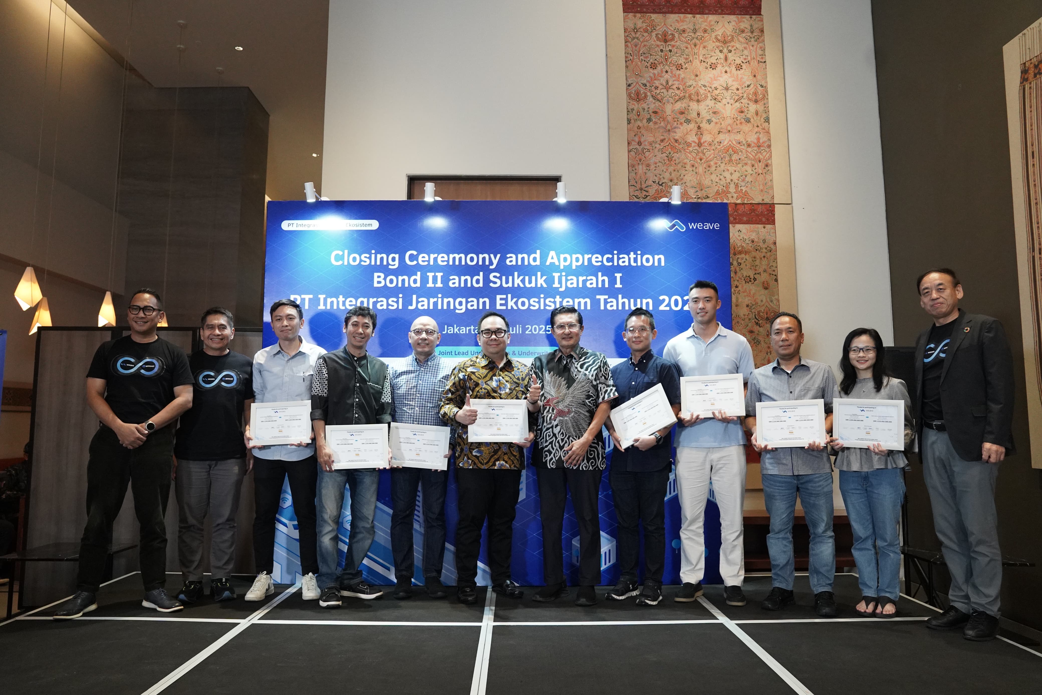 Manajemen PT Integrasi Jaringan Ekosistem (IJE) atau WEAVE dan PT Solusi Sinergi Digital Tbk (WIFI) bersama perwakilan 8 perusahaan sekuritas sebagai Joint-Lead Underwriters (JLU). DOK/WIFI Obligasi dan Sukuk Rp2,5T Jadi Largest Milestone Entitas Surge (WIFI)