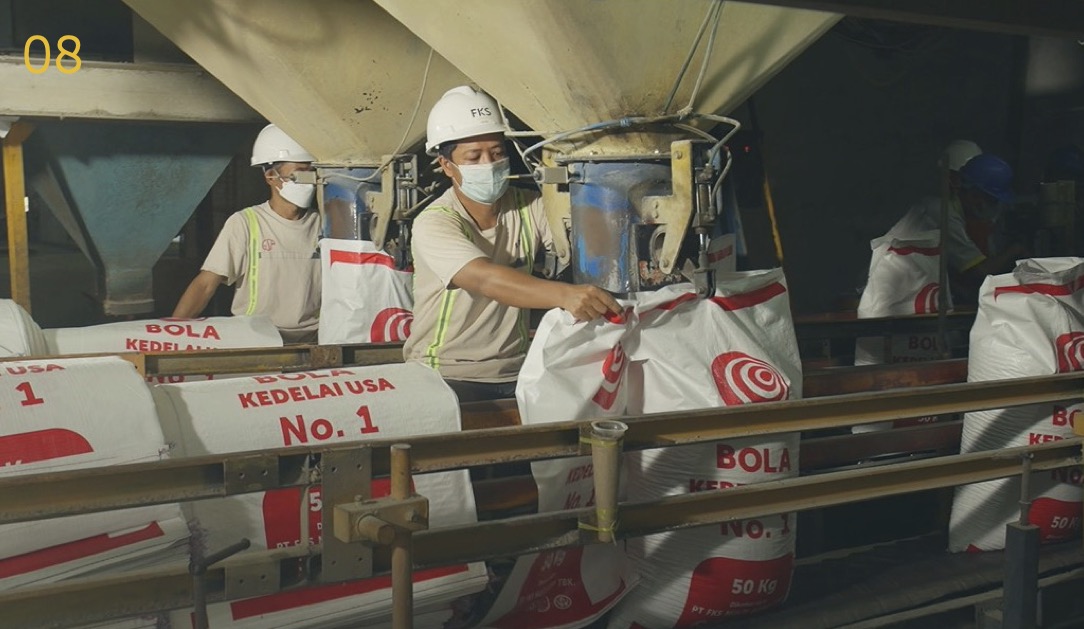 Salah satu kegiatan pengepakan kedelai di pabrik perseroan. FOTO - ISTIMEWA FKS Multi Agro (FISH) Stock Split 1:10, Cek Jadwalnya