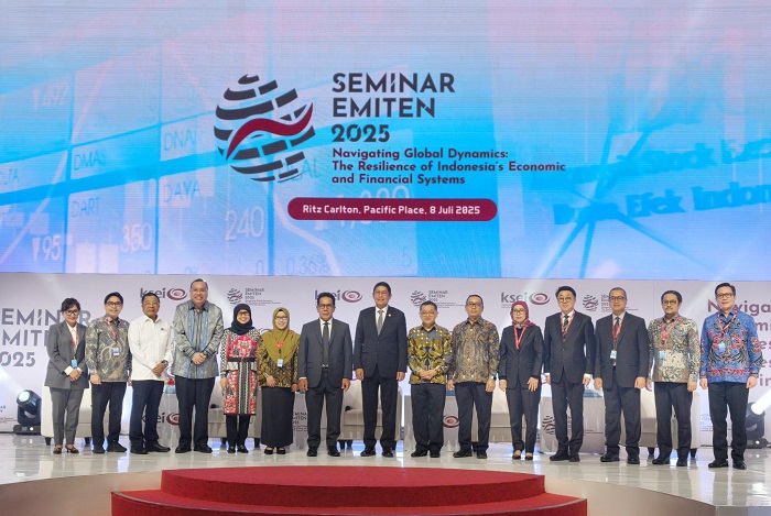 Seremoni dan foto bersama para stakeholders dalam Seminar Emiten 2025 yang dihelat KSEI. FOTO - ISTIMEWA. KSEI Soroti Ketahanan Emiten di Tengah Gejolak Global
