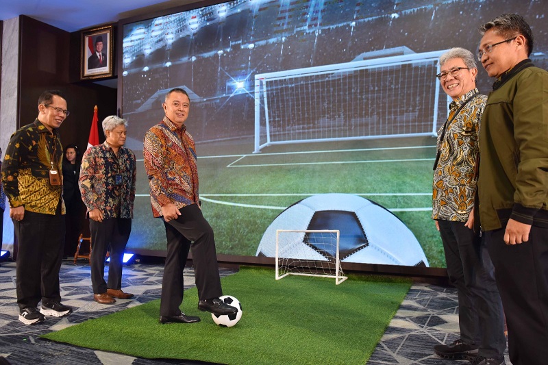 Wakil Direktur Utama PT Bank Tabungan Negara (Persero) Tbk, Oni Febriarto Rahardjo, didampingi Kepala Divisi Consumer Collection, Recovery & Asset Sales 1, M. Yut Penta; Kepala Divisi Koordinator Asset Management, Benjamen Sihombing; Kepala Departemen HCMD, Hargijanto; serta perwakilan Consumer Collection, Recovery & Asset Sales 2 Division, Roganda Mangapul, secara resmi membuka Kick-Off Program SCORE (Strategic Collection & Recovery Excellence), di Jakarta, Kamis (17/7).(Foto: Endang Muchtar). BTN Luncurkan Program SCORE, Perkuat SDM Collection