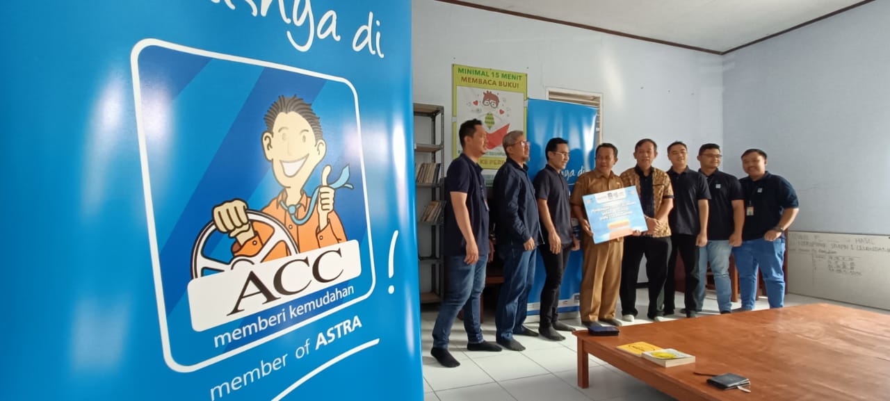 Ki-Ka : AR Management Head ACC Serang Acep Hendri, Regional Retail Operation Business Head DKI Jakarta Ferry Hidayat, Chief Human Capital Officer ACC Fredericus Radix Wikanto, Kepala Sekolah SMPN 1 Leuwidamar Kurnia Pamundar, Chief Operating Officer-Secretary Yayasan Astra-YPA MDR Wedijanto Widarso, EVP Corporate Communication ACC Riadi Prasodjo, Branch Manager ACC Serang Arif Hidayat dan Customer Retention & Service Head ACC Serang Viktor Anindya. Grup Astra ACC Hadirkan Harapan Baru untuk Pendidikan