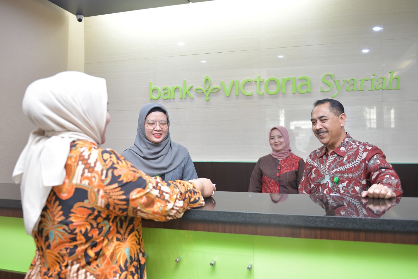 Suasana pelayanan di kantor Bank Victoria Syariah. FOTO - ISTIMEWA Bank Victoria Syariah Bersiap Gelar RUPSLB