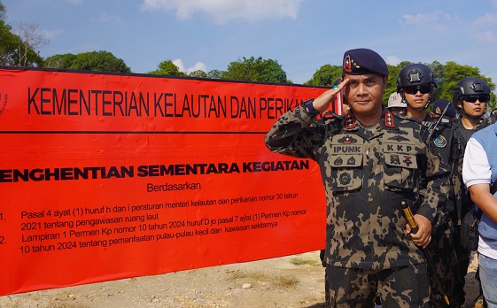 Kementerian Kelautan dan Perikanan (KKP) melakukan penghentian sementara aktivitas pemanfaatan pulau-pulau kecil dan ruang laut yang tidak sesuai ketentuan di tiga pulau di Provinsi Kepulauan Riau (Kepri) KKP Segel Pemanfaatan Tiga Pulau Tak Sesuai Ketentuan di Kepri