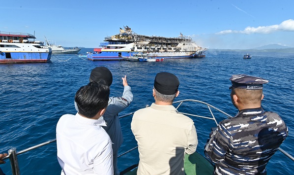Menteri Perhubungan Dudy Purwagandhi, Senin (21/7) sore, meninjau dan memantau langsung kondisi Kapal Motor (KM) Barcelona VA yang mengalami kebakaran di perairan Pulau Talise, Minahasa Utara, Sulawesi Utara. Menhub Minta Investigasi Terbakarnya KM Barcelona VA