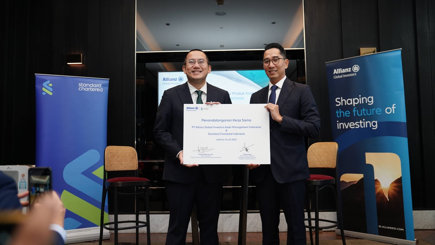 Perusahaan manajemen investasi aktif di Indonesia, PT Allianz Global Investors Asset Management Indonesia (AllianzGI Indonesia), mengumumkan kemitraan strategis dengan Standard Chartered Indonesia. Dok. Ist. AllianzGI dan Standard Chartered Hadirkan Reksa Dana Saham Unggulan