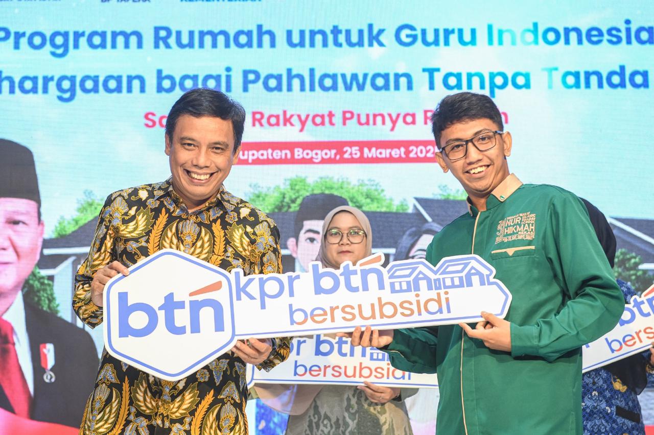 Bos BTN Nixon Napitupulu (kiri) usai meneken program rumah untuk Guru Indonesia. FOTO - ISTIMEWA Paruh Pertama 2025, BTN Salurkan Dana TJSL Rp40,7 Miliar