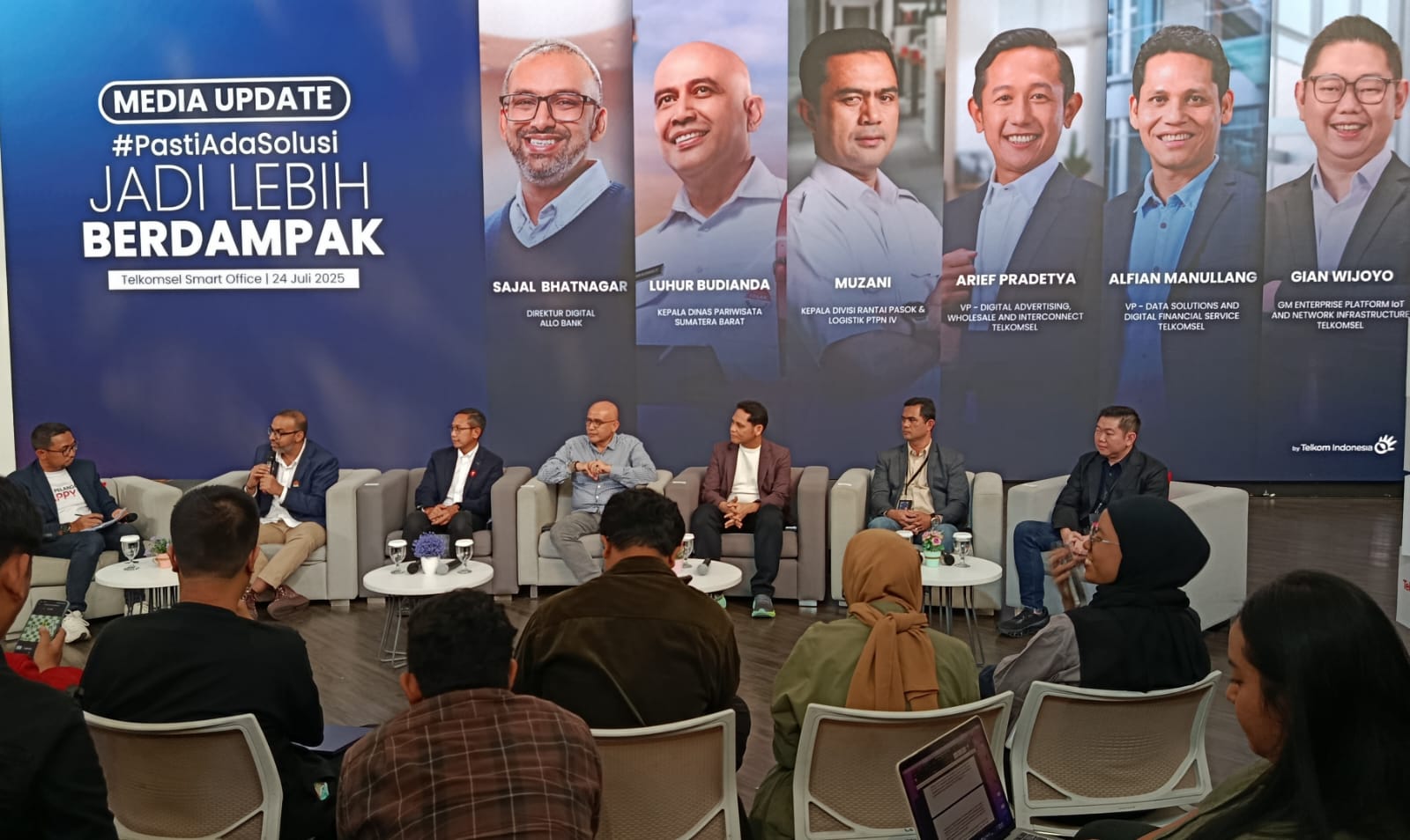 Kepala Divisi Rantai Pasok & Logistik Muzani, bersama GM Enterprise Platform IoT and Network Infrastructure Telkomsel Gian Wijoyo, Director Digital Allo Bank Sajal Bhatnagar, VP Digital Advertising Wholesale and Interconnect Telkomsel Arief Pradetya, Kepala Dinas Pariwisata Sumatera Barat Luhur Budianda, dan VP Data Solutions and Digital Financial Services Telkomsel Alfian Manullang, meluncurkan kampanye terbaru bertajuk #PastiAdaSolusi “Jadi Lebih Berdampak” di Jakarta, Kamis (24/7/2025). (Foto : Endang Muchtar). Transformasi Digital! Telkomsel Libatkan Allo Bank & PTPN IV