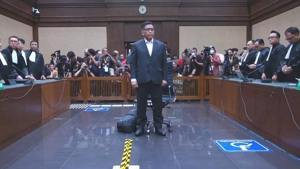 Majelis Hakim Pengadilan Tipikor Jakarta menjatuhkan hukuman 3,5 tahun untuk Hasto Kristiyanto, Jumat (25/7/2025). Dok. Detiknews. Terbukti Suap Komisioner KPU, Vonis 3,5 Tahun Untuk Hasto Kristiyanto