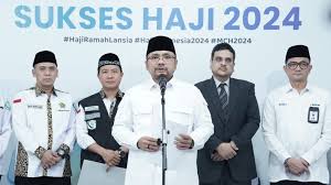 Menteri Agama 2019-2024, Yaqut Cholil Qoumas alias Gus Yaqut (tengah depan) mengumumkan keberhasilan penyelenggaraan ibadah haji 2024. Dok. UIN Bandung. Temukan Indikasi Jual Beli Kuota Haji, Kita Tunggu Aksi KPK