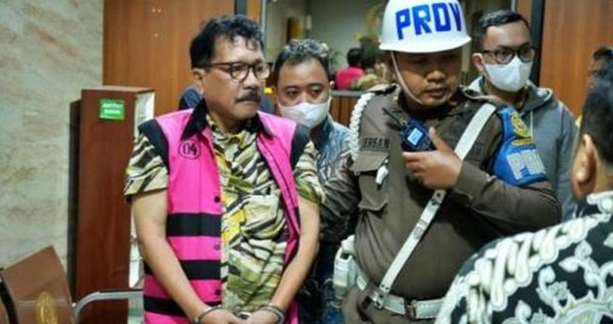 Zarof Ricar (rompi terdakwa). Dok. Okezone. PT DKI Jakarta Perberat Hukuman Makelar Kasus Ini, Jadi 18 Tahun