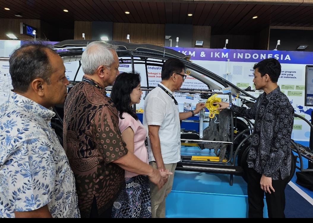 (Dari Kiri ke kanan) Imron Hanafi, Pemilik Industri Kecil Menengah (IKM) PT Besq Sarana Abadi binaan Yayasan Astra - Yayasan Dharma Bhakti Astra, Tonny Sumartono, Advisor Yayasan Astra - Yayasan Dharma Bhakti Astra, Ema Poedjiwati Prasetio, Sekretaris Pengurus Yayasan Astra - Yayasan Dharma Bhakti Astra, Rahmat Samulo, Ketua Pengurus Yayasan Astra - Yayasan Dharma Bhakti Astra dan Muhammad Orlando, Second Generation PT Noerhayat Berkah Sejahtera. Astra Tampilkan UMKM dan IKM Unggulan di GIIAS 2025