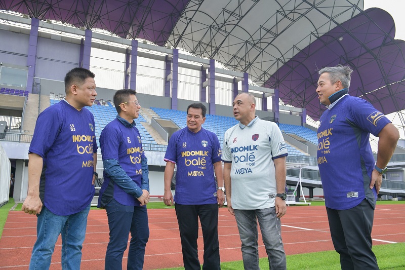 Direktur Information Technology PT Bank Tabungan Negara Tbk (BTN) Tan Jacky Chen, Direktur Network & Retail Funding BTN Rully Setiawan dan SEVP Digital Business BTN Thomas Wahyudi berbincang dengan Bupati Tangerang Moch Maesyal Rasyid serta Presiden Persita Tangerang HA Zaki Iskandar saat peluncuran jersey baru Persita Tangerang berlogo Bale by BTN di kawasan Indomilk Arena Sport Center, Kelapa Dua, Tangerang, Minggu (27/7/25). BTN aktif melakukan branding Bale by BTN pada bidang olahraga dan lifestyle untuk lebih memperkenalkan Superapps BTN tersebut ke masyarakat luas. (Foto: Endang MUchtar). Persita Tangerang Resmi Luncurkan Jersey Bale by BTN