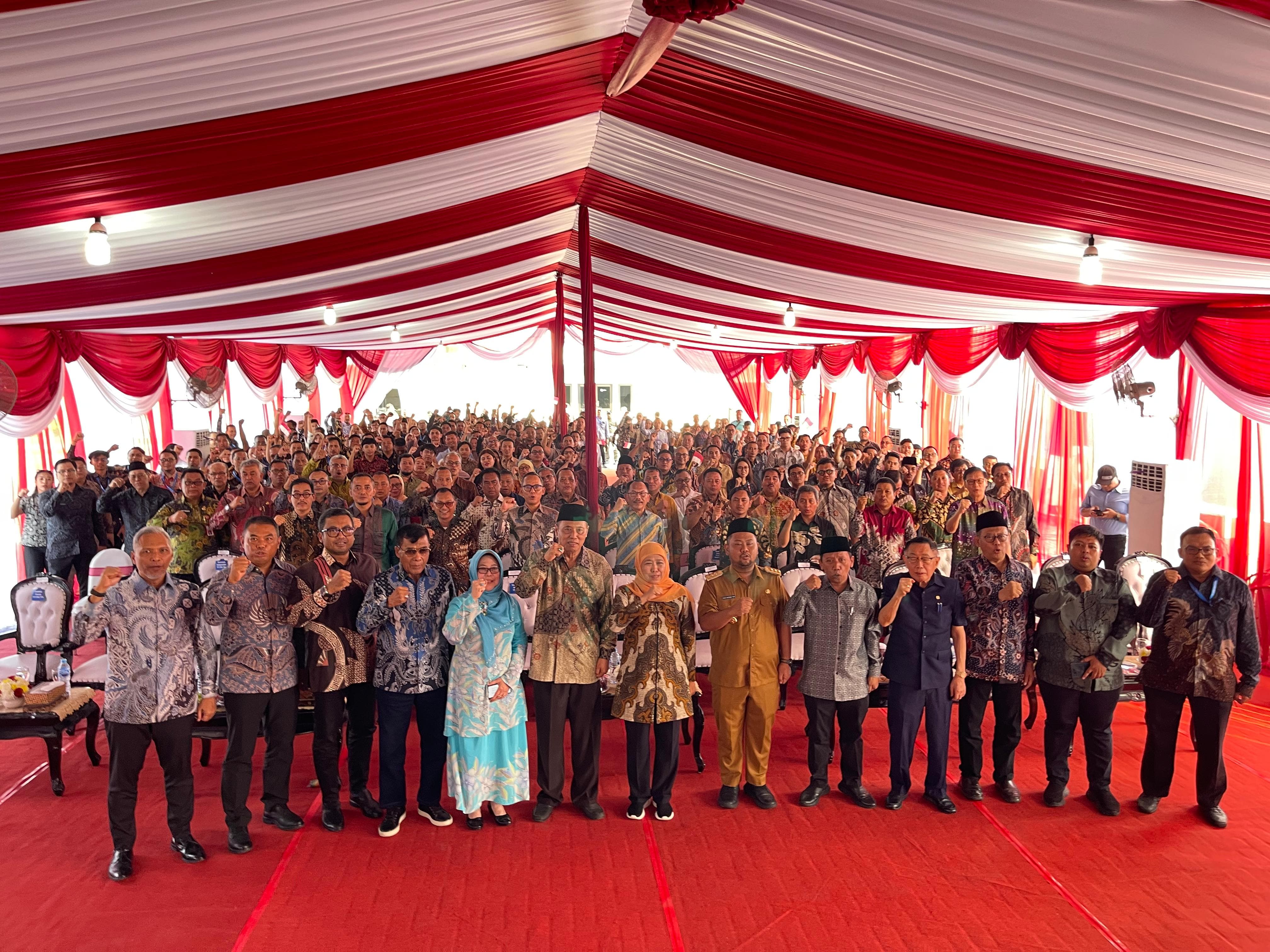 Gubernur Jawa Timur, Khofifah Indar Parawansa. Gubernur Jatim ini, memberikan apresiasi terhadap kontribusi CGAS dalam membangun infrastruktur energi bersih untuk mendukung daya saing industri daerah. PT Citra Nusantara Gemilang Tbk (CGAS), melalui anak usahanya PT Citra Nusantara Energi, meresmikan Compressed Natural Gas (CNG) Station di Gresik, Jawa Timur, Senin (28/7/2025). Dok. Ist. Anak Usaha CGAS Buka CNG di Gresik, Pendapatan Rp150M Per Tahun