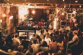 Setiap pelaku usaha yang memutar musik di ruang publik, termasuk restoran, kafe, toko, pusat kebugaran, dan hotel, wajib membayar royalti kepada pencipta dan pemilik hak terkait. Aturan tersebut tetap berlaku meskipun pelaku usaha telah berlangganan layanan seperti Spotify, YouTube Premium, Apple Music, atau layanan streaming lainnya. dok. RRI. Catat Ya! Putar Musik di Kafe Wajib Bayar Royalti Kepada Pencipta