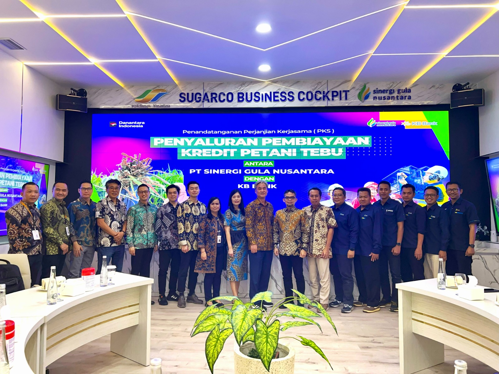 KB Bank dan PT Sinergi Gula Nusantara Tandatangani Perjanjian Pembiayaan Tebu Senilai Rp400 Miliar untuk Perkuat Ketahanan Pangan dan Pertanian Berkelanjutan. DOK/KB Bank KB Bank Kucurkan Pembiayaan Tebu ke SGN Rp400 Miliar