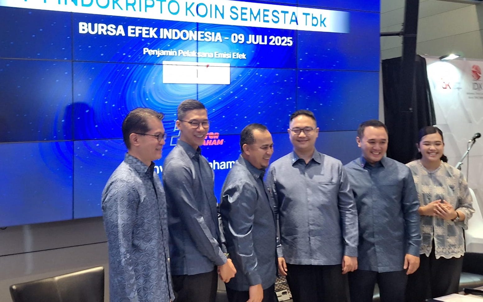Pengurus Indokripto usai melakoni seremoni pencatatan perdana saham di Main Hall Bursa Efek Indonesia. FOTO - ISTIMEWA Tumbuh 18.758 Persen, Medio 2025 COIN Raih Pendapatan Rp113 Miliar