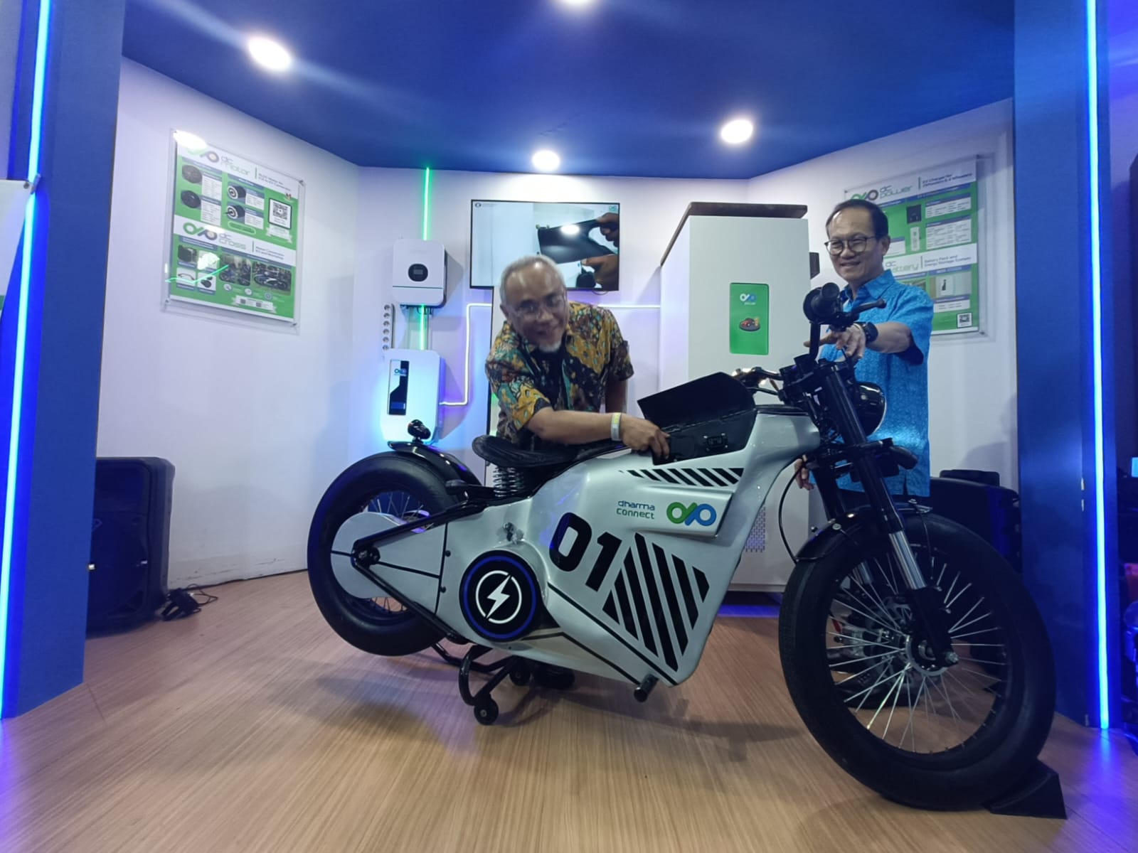 . Dari kiri ke kanan: Eko Maryanto - Head of Business Development DRMA, Darmawan Widjaja – Direktur DRMA ketika pameran GIIAS 2025 Emiten TP Rachmat (DRMA) Percepat Transisi ke Energi Terbarukan
