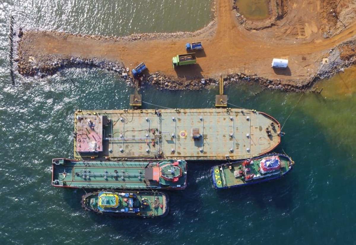 Aktivitas bongkar muat pelabuhan khusus batu bara perseroan. FOTO - ISTIMEWa Kawal Tren Positif, DAAZ Tambah Aramda Kapal Rp530,7 Miliar