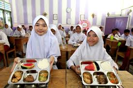 Ilustrasi pelaksanaan program makan bergizi gratis. Dok. Indonesia.go.id. Jaga Pertumbuhan Ekonomi, Pemerintah Siapkan Stimulus Rp10,8 Triliun