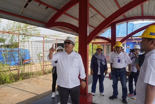 Wakil Menteri Perumahan dan Kawasan Permukiman (Wamen PKP), Fahri Hamzah, saat melakukan kunjungan kerja dan peninjauan rumah contoh berbahan baja ringan hasil produksi Krakatau Steel di kawasan industri Cilegon, Banten, Senin (4/8/2025). Wamen PKP Ajak Industri Baja Dukung Program Tiga Juta Rumah