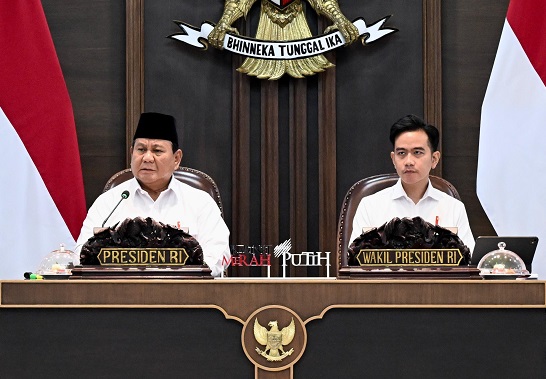 Presiden Prabowo Subianto didampingi Wapres Gibran Rakabuming Raka saat memberikan pengarahan pada sidang kabinet paripurna di Istana Kepresidenan, Jakarta, Rabu (6/8) Prabowo: Ada Yang Mau Cari Untung Besar, Rakyat Dimiskinkan Terus