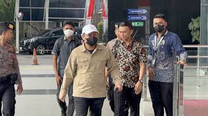 Bupati Kolaka Timur Abdul Azis tiba di Komisi Pemberantasan Korupsi Jakarta. Dok. VOI. Inilah Kepala Daerah Pertama Hasil Pemilu 2024, Tersangka Korupsi