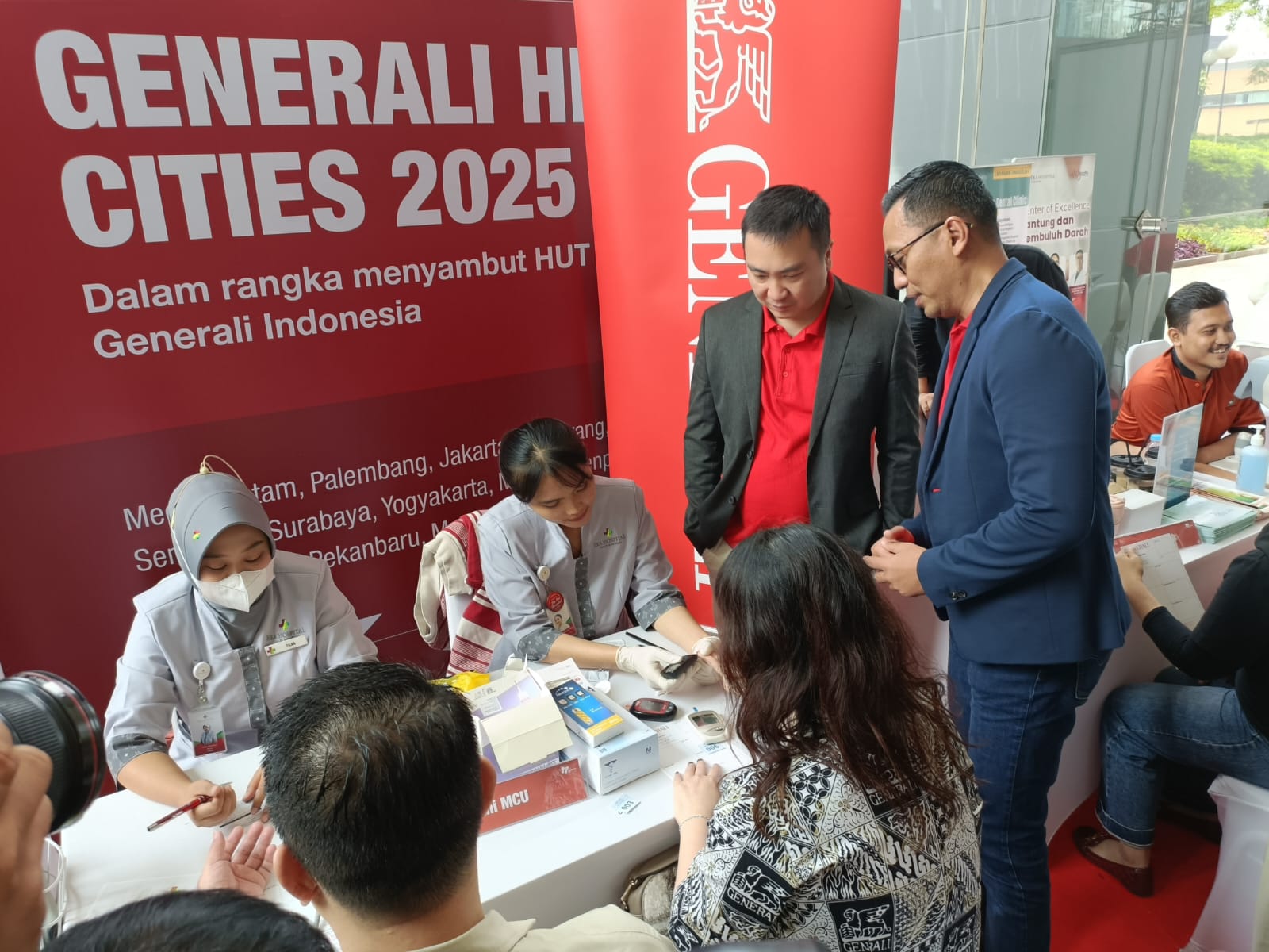 Direksi Generali Indonesia, *Arry B. Wibowo* selaku *Direktur dan Chhief Legal & Sharia Business* (ketiga kanan) dan *Chin Nyean Soon* selaku *Direktur dan Chief Financial Officer* (ketiga kiri) saat hadir dalam Generali Health Cities di Kota Jakarta pada Jumat, 8 Agustus 2025. HUT ke-17 Generali Health Cities Hadir di 17 Kota
