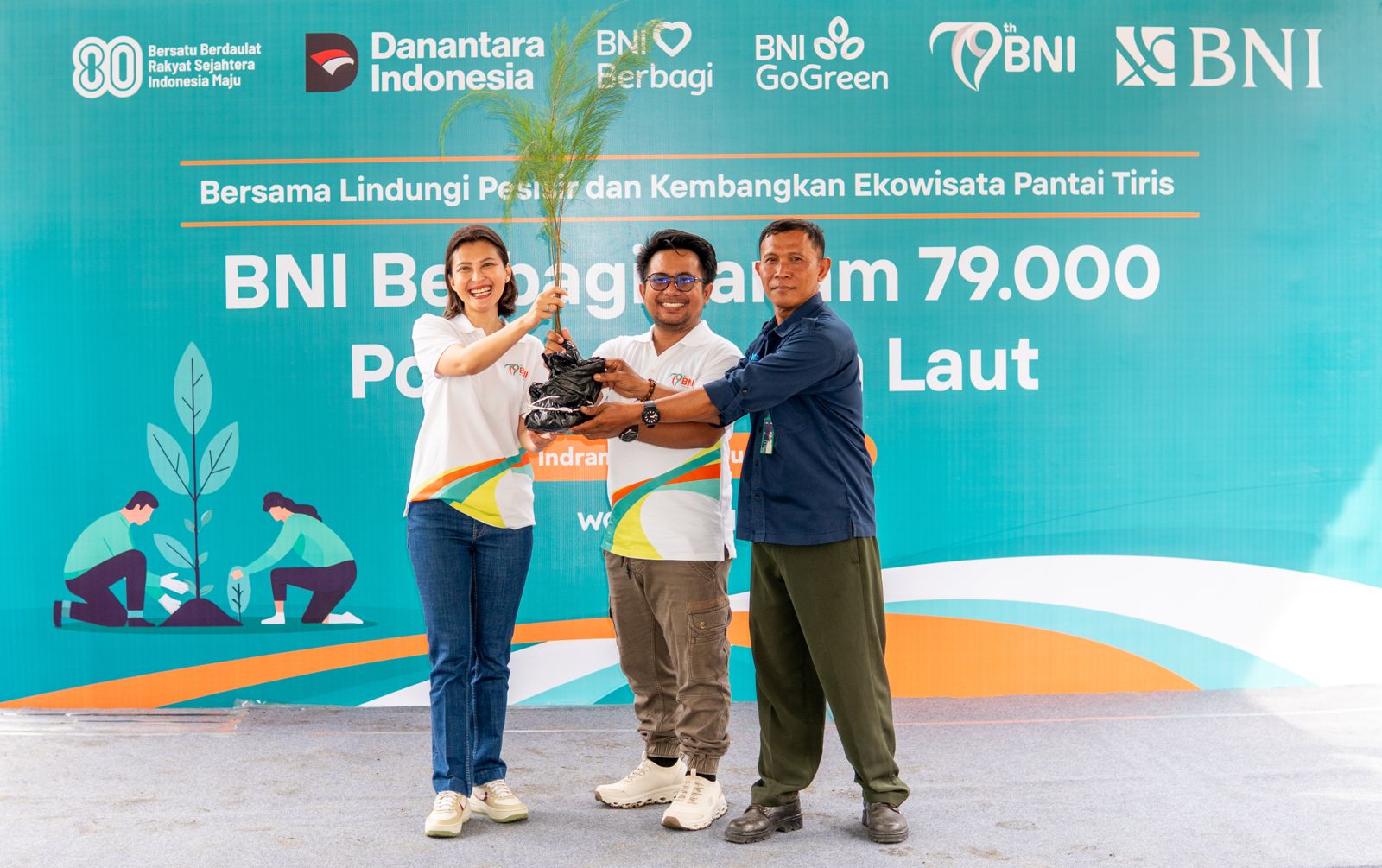PT Bank Negara Indonesia (Persero) Tbk atau BNI menggelar penanaman 79.000 bibit pohon cemara laut di Pantai Tiris, Indramayu, Jumat (8/8/2025), BNI Hijaukan Pantai Tiris