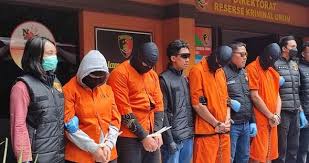 Polisi menangkap ke empat tersangka berdasarkan laporan dari korban, Roman Smeliov Rusia, yang mengaku dianiaya dan nyaris dirampok di rumahnya di Perum Sakura, Jimbaran, Kuta Selatan, Kabupaten Badung, Rabu (9/7/2025) pukul 23.30 Wita. Dok.rmnews. Bekingi Gangster Rusia, Petugas Imigrasi di Bali Terancam UU Tipikor