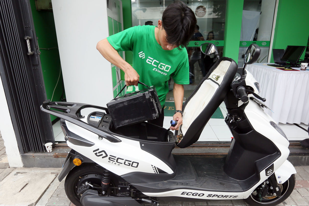 Karyawan sedang melakukan demo penggantian baterai kendaraan listrik ECGO. DOK/ISTIMEWA Masuk ke Bisnis Motor Listrik, KRYA Akuisisi 51 Persen Saham ECGO