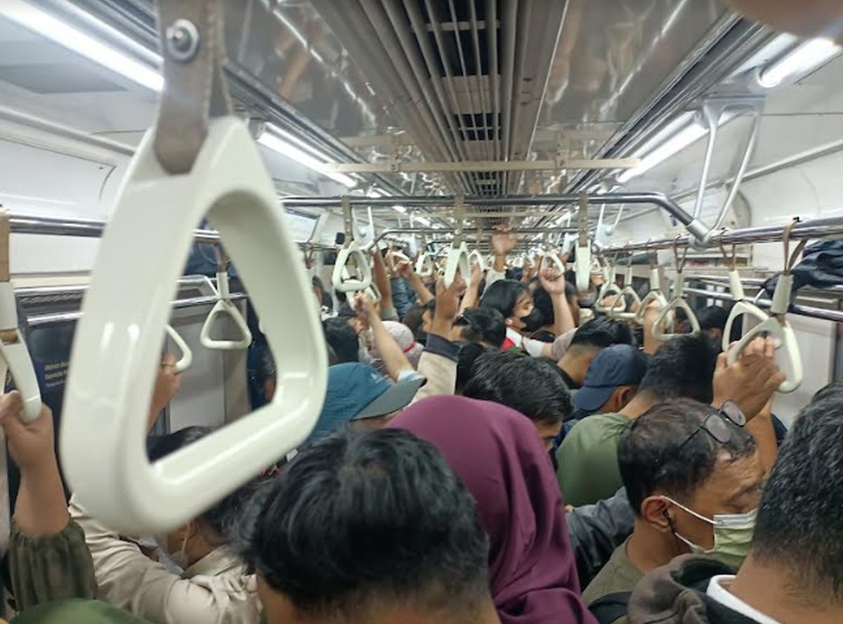 Ilustrasi pekerja memenuhi KRL sepulang kerja. Dok. Merdeka. Komisi Perhubungan DPR Dorong Desain Ulang Integrasi Moda Transportasi
