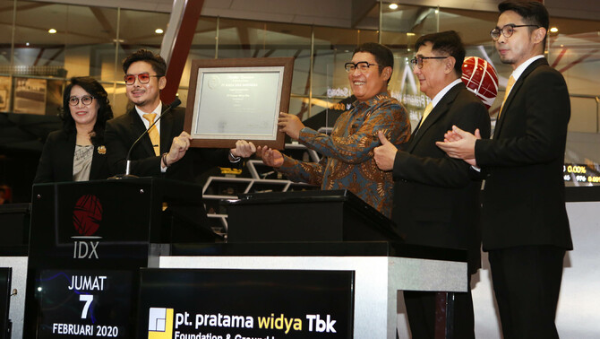 Pengurus Pratama Widya kala menerima sertifikat initial public offering dari Bursa Efek Indonesia. FOTO - ISTIMEWA Pratama Widya (PTPW) Mau Gelar RUPSLB Terkait Kursi Kosong Komut