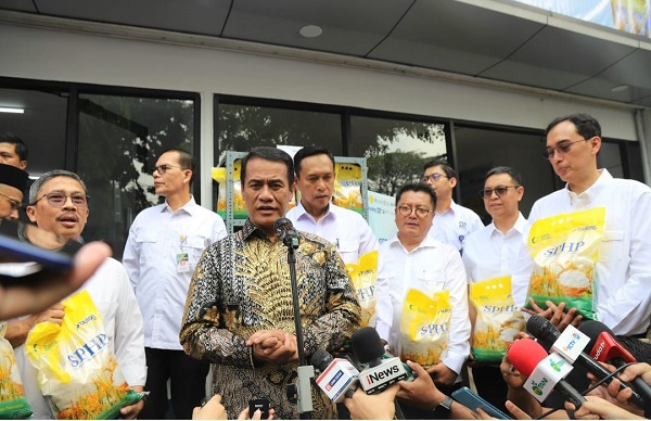 Menteri Pertanian (Mentan) Andi Amran Sulaiman menegaskan bahwa Indonesia siap merebut swasembada pangan pada tahun ini Mentan Bertekad Rebut Swasembada Pangan Tahun ini